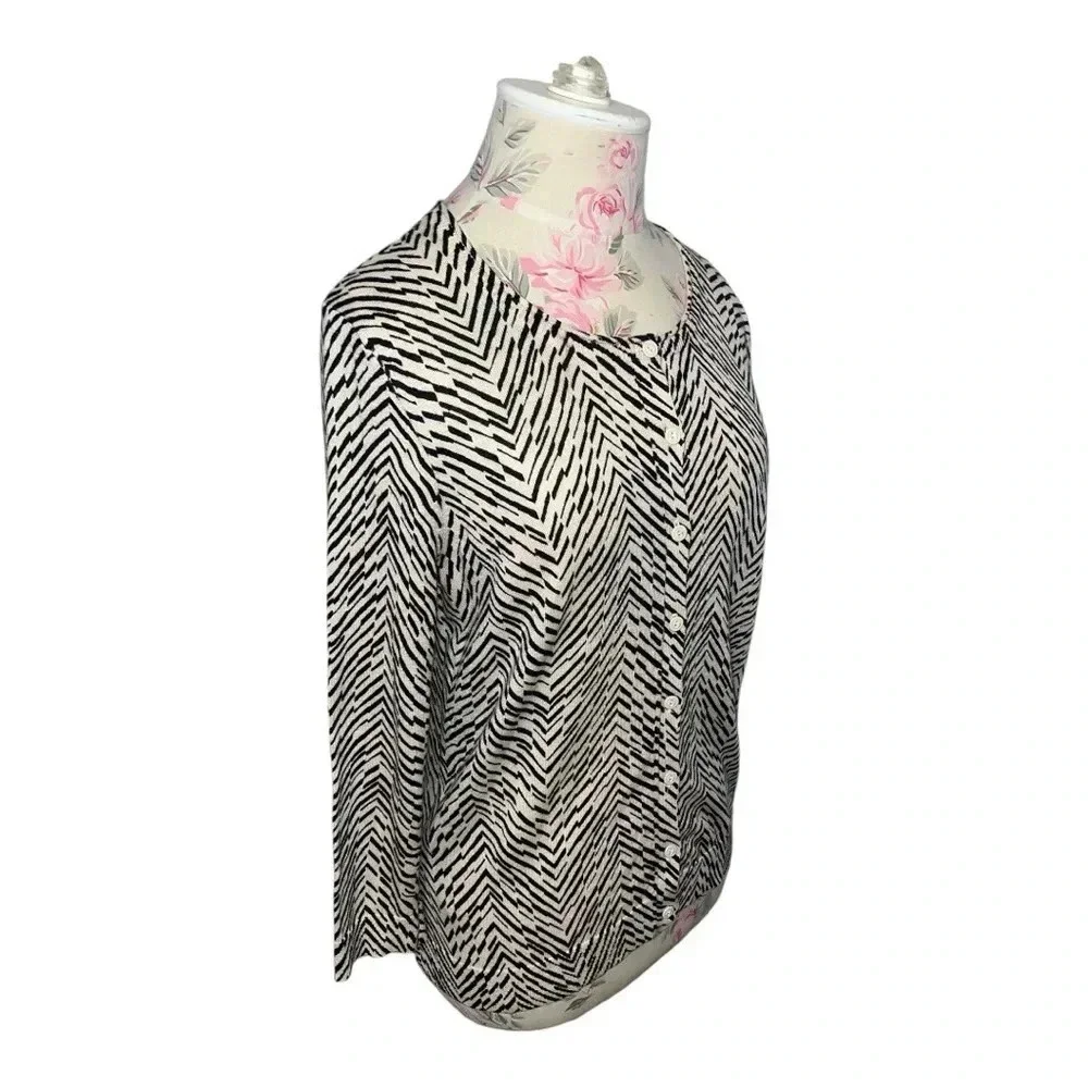 Ann Taylor LOFT Printed Cardigan Size M Black and Cream - Picture 4 of 9